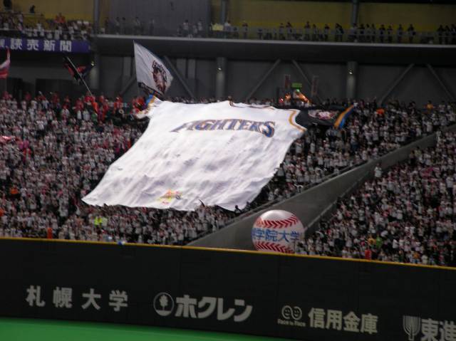 7回裏の攻撃前に掲げられた巨大ユニフォーム